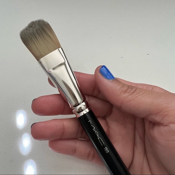 EUC MAC 190 SYNTHETIC FOUNDATION BRUSH - Picture 2 of 5